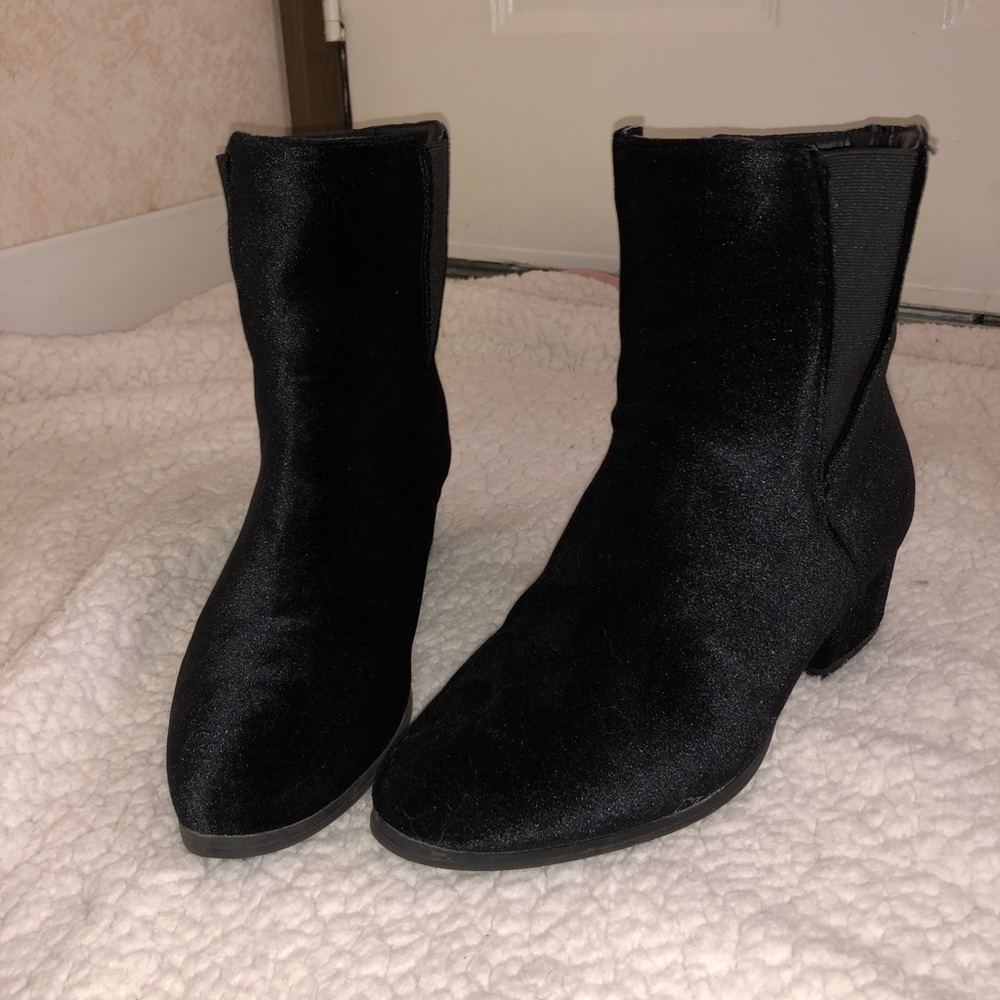 Size L (8/9) velvet boots